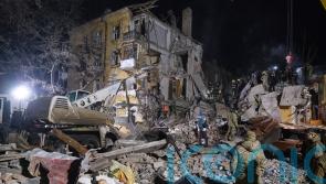 EU officials visit Kyiv as Russia hits civilian target