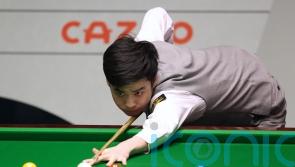 Si Jiahui eases into quarter-finals with victory over Robert Milkins