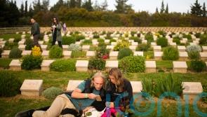 Hundreds pay tribute to Anzac soldiers near Gallipoli beach