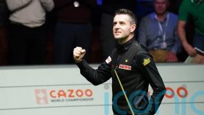 Mark Selby leaves it late to seal place in world final