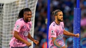 Alex Iwobi rescues point for Everton in draw at relegation rivals Leicester