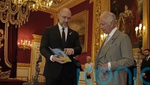 King receives sculpture gift from Ukrainian prime minister at palace reception