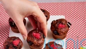 Pinch of Nom’s raspberry cookie brownies recipe