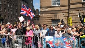 Crowds and protesters gather on Royal Mile ahead of service for King