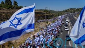 Thousands march on Jerusalem as former officials beg Netanyahu to halt overhaul