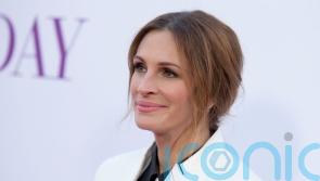 Julia Roberts presented with Manchester United shirt by Erik ten Hag