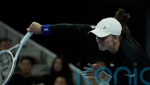 Iga Swiatek recovers from slow start for opening win at WTA Finals