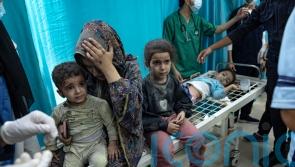 Thousands flee Gaza’s main hospital but hundreds still trapped by fighting