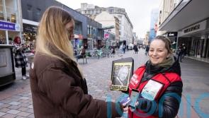 Big Issue vendors to accept payments by mobile phone with help from giffgaff