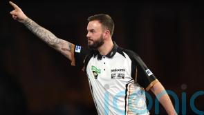 Unbeelievable! Ross Smith stung by wasp on stage after beating Niels Zonneveld