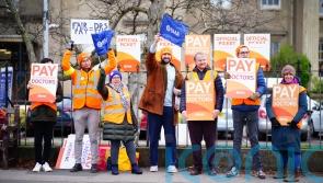 Junior doctors set to meet minister to discuss pay row