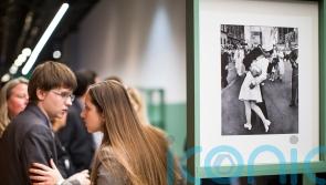 VJ Day kiss photo will stay on display as memo requesting removal is reversed
