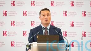 Streeting calls for national debate about smoking outside pubs