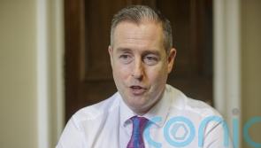 Minister defends meeting group which represents loyalist paramilitaries