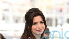 Anne Hathaway mimics Sabrina Carpenter: ‘Please Please Please’ stay to vote