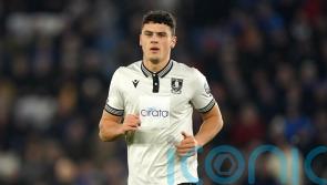 Lincoln get back to winning ways against 10-man Reading