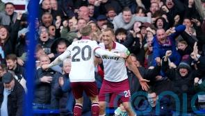 Jake O’Brien’s late header earns Everton a draw at home to West Ham