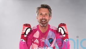 Edwin van der Sar hopes lightning can strike twice for Manchester United