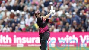 Sean Dixon stars as Somerset reach Blast Finals Day with dramatic win over Bears