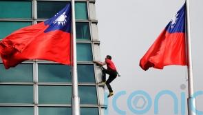 US rock climber scales Taiwan skyscraper without ropes