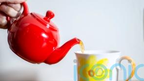 What is the optimal tea and coffee consumption to reduce the risk of dementia?