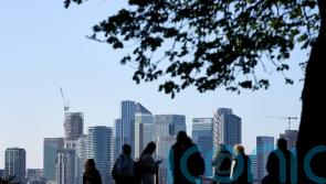 Early gains evaporate as oil price rise resumes