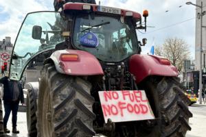 'Keep her lit': Words of encouragement and over €100K given to fuel protestors across Ireland