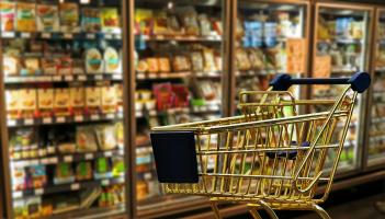 Which popular supermarkets are opened/closed on New Year's Eve and New Year's Day 2026?