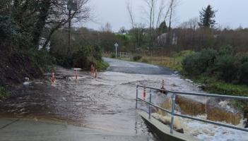 An Garda Sioch&aacute;na offer some advice with flooding apparent in Donegal
