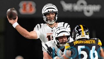 Joe Flacco outduels Aaron Rodgers in battle of veteran quarterbacks