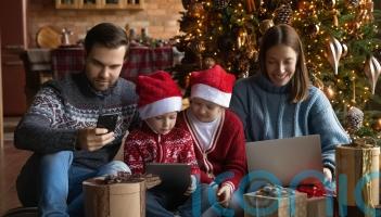 Children&rsquo;s tsar urges parents to ditch their phones during festive family time