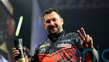 Jonny Clayton overcomes gout to win Premier League night six in Nottingham