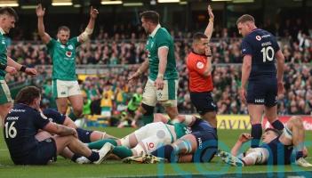 Ireland keep pressure on France with bonus-point win over Scotland