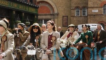 Bespoke style: Hundreds of dapper cyclists don tweed for city ride