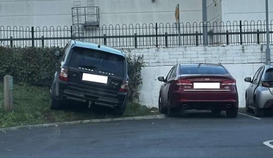 'Clown' or 'legend'? Laois locals debate parking of Portlaoise Range Rover