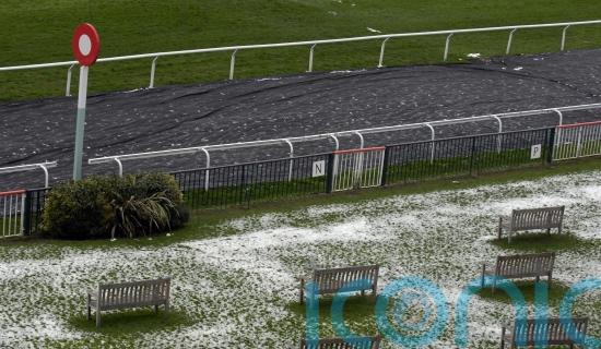 Kempton and Warwick keeping fingers crossed for Friday inspections