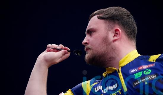 Luke Littler fights off Ross Smith to reach quarter-finals of World Masters