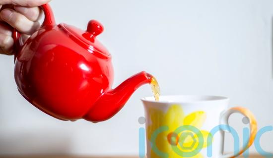 What is the optimal tea and coffee consumption to reduce the risk of dementia?