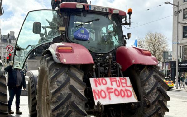 'Keep her lit': Words of encouragement and over &euro;100K given to fuel protestors across Ireland