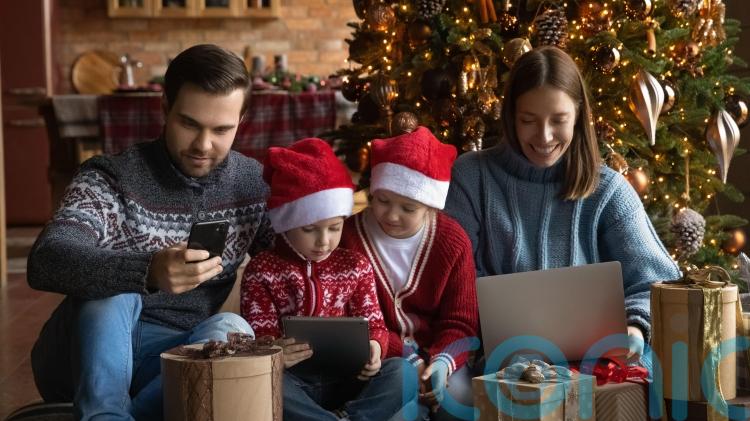 Children&rsquo;s tsar urges parents to ditch their phones during festive family time