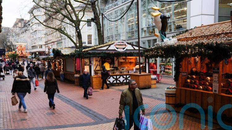 More shoppers hit high streets and retail parks for late Christmas purchases
