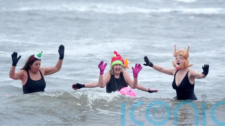 Wind and cold weather warnings due but no white Christmas for UK
