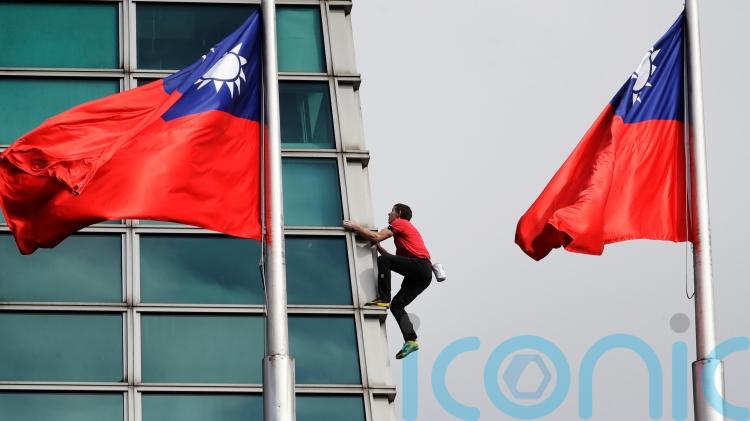 US rock climber scales Taiwan skyscraper without ropes