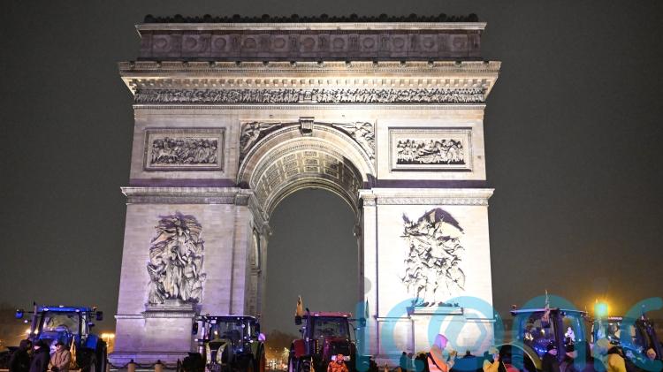 Police shoot knife-wielding man who tried to attack officers at Arc de Triomphe