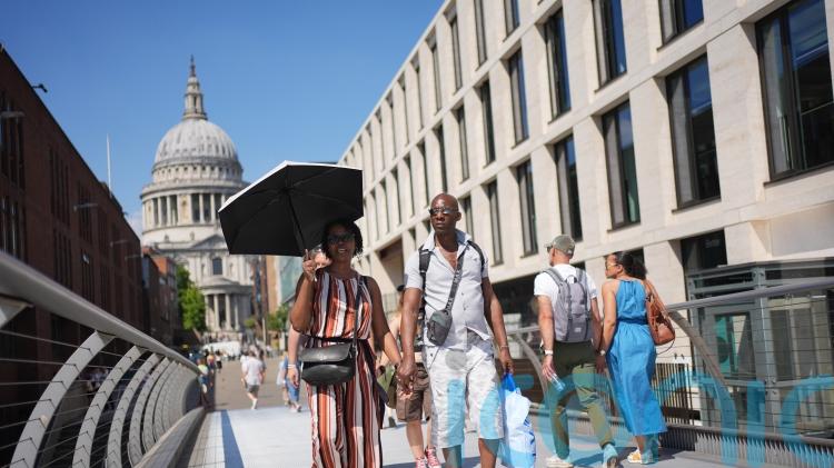 Wet winter to make way for &lsquo;glimmers of sunshine&rsquo; over the weekend