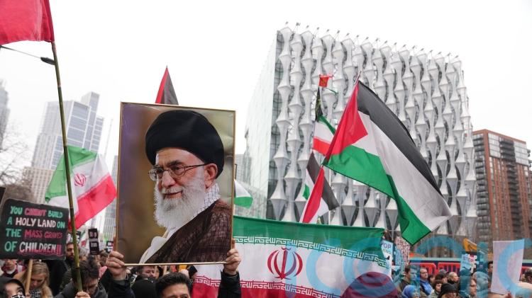 Thousands protest at US embassy in London calling for end to strikes on Iran