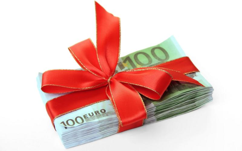 Sparántacht ollscoile gur fíu suas le €3,000 á thairiscint ag Pleanáil Teanga na Rosann