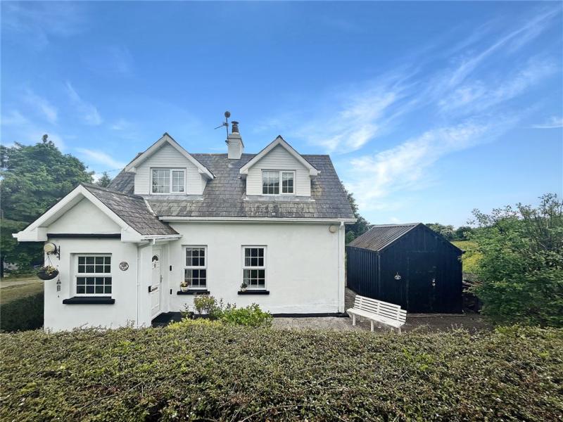 This cute and cosy cottage in the Tipperary country side is a steal at  just under €150,000