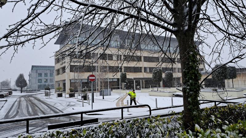 Snow risk to schools and drivers - Latest on impact of Status Orange snow alert #sneachta