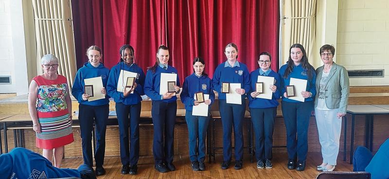 Ms Mullen, Fifth Year Year-head and Ms Lyons present the Standing Ovation Award to Meán Scoil Mhuire Fifth Year students Maria Sutov, Naida Daugelaite, Jean Kenny, Aoife Craig, Alex Lee, Haarachi Ndul